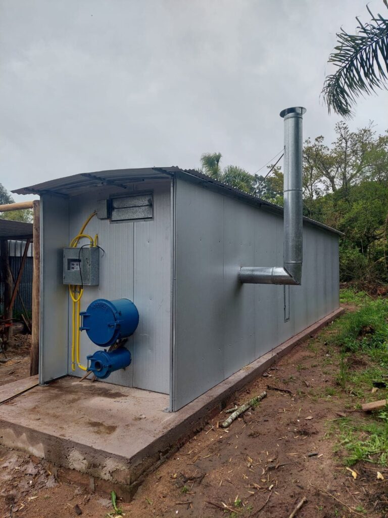 Estufa metálica sobre base de concreto