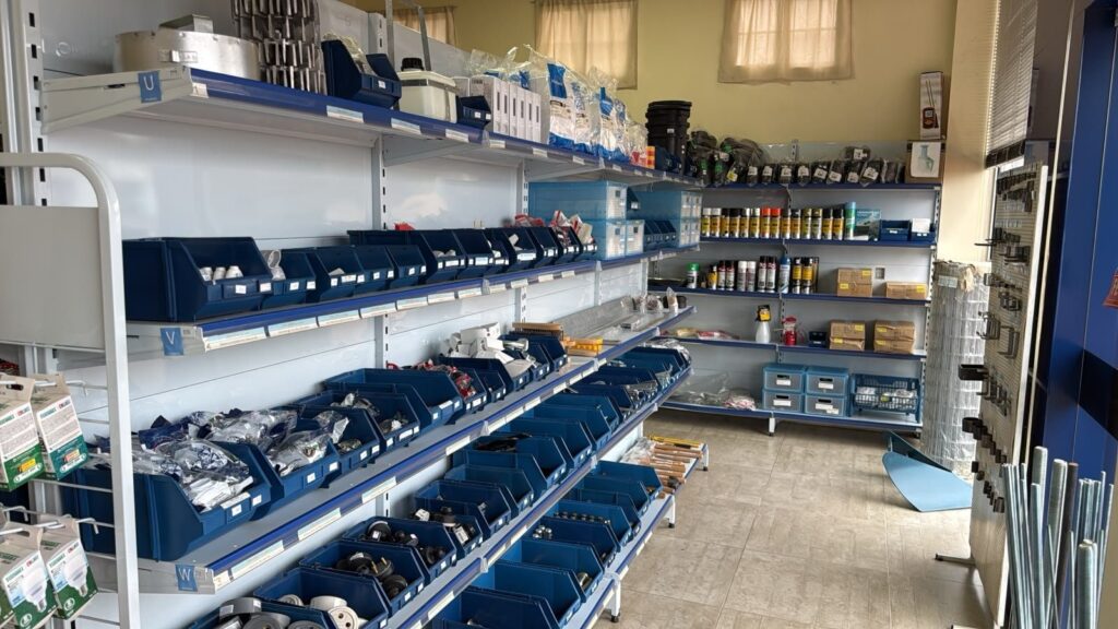 Prateleiras com peças, sprays e acessórios