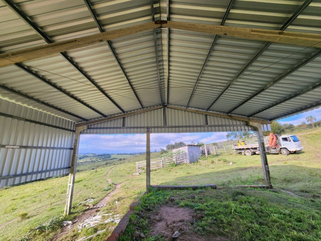 Vista interna de pavilhão aberto
