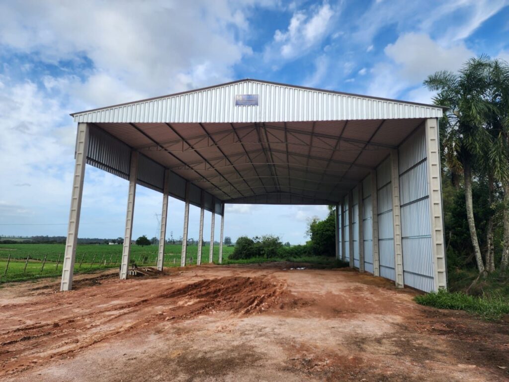 Pavilhão aberto Morales sobre pilares de concreto