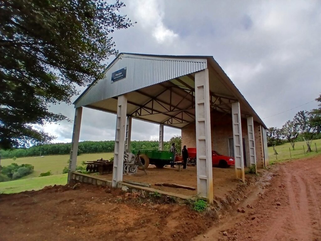 Pavilhão aberto com máquinas