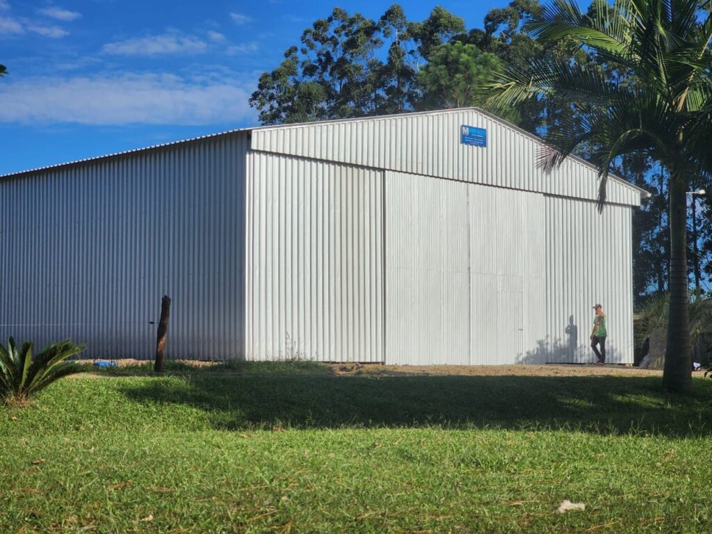 Pavilhão fechado no gramado