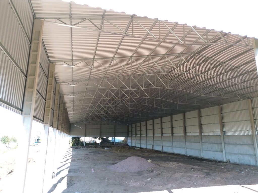 Interior de pavilhão de grande vão
