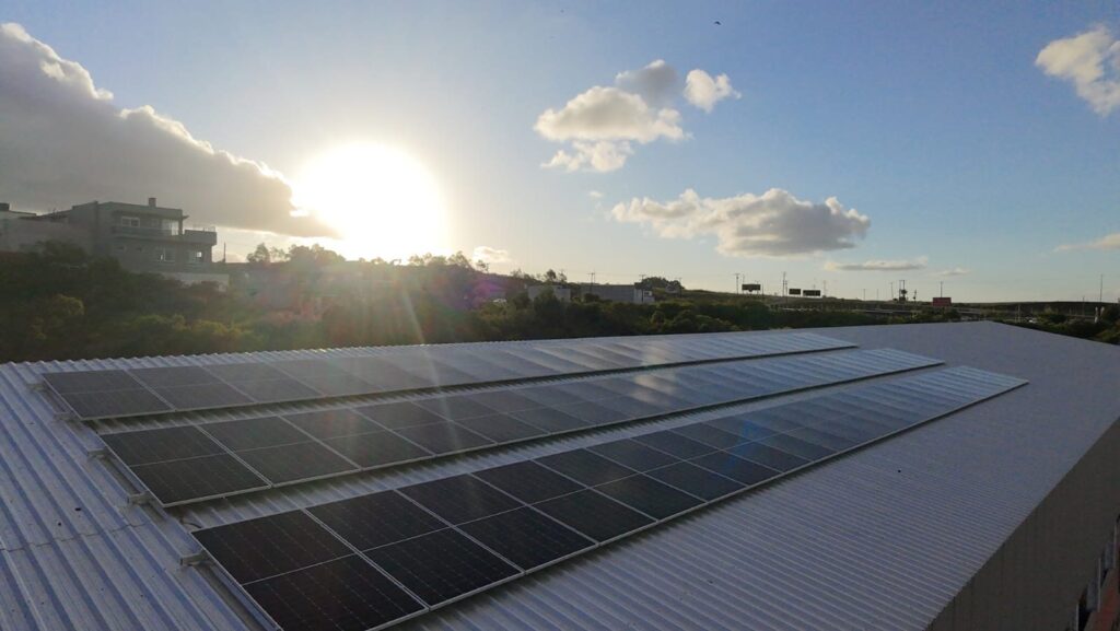 Placas solares sobre pavilhão