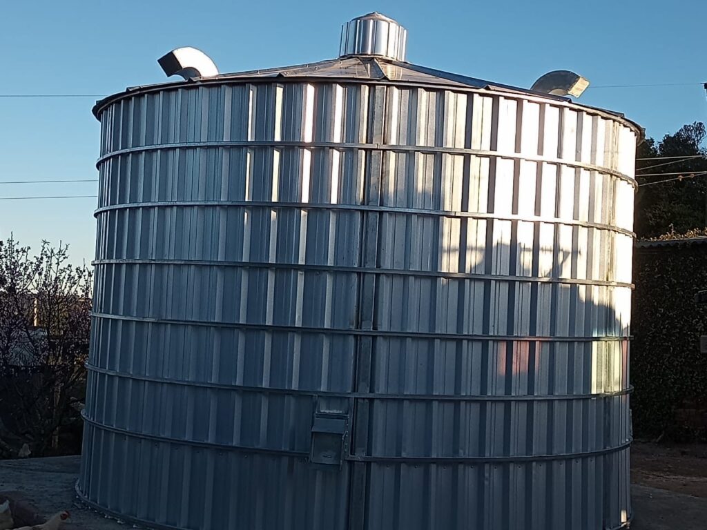 Silo metálico ao entardecer