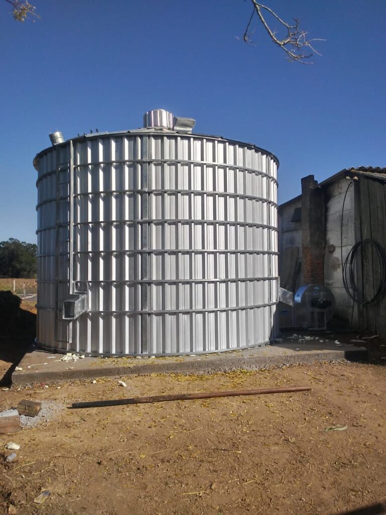 Silo metálico na propriedade
