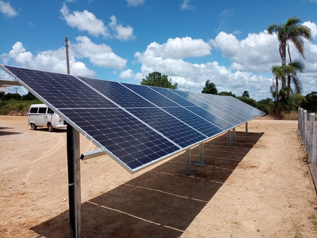 Usina solar em estrutura elevada