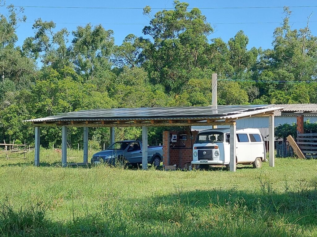 Garagem solar sobre estrutura metálica